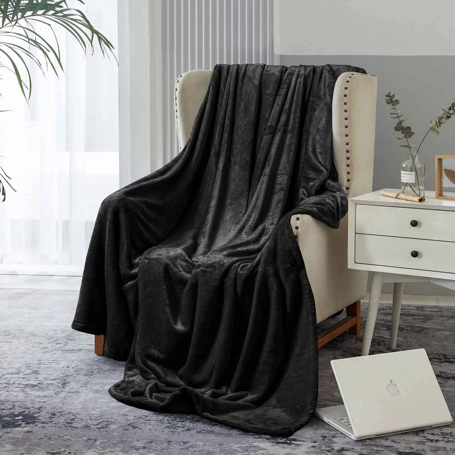 Supersoft 310 gsm Snuggly AC Fleece Blanket Black